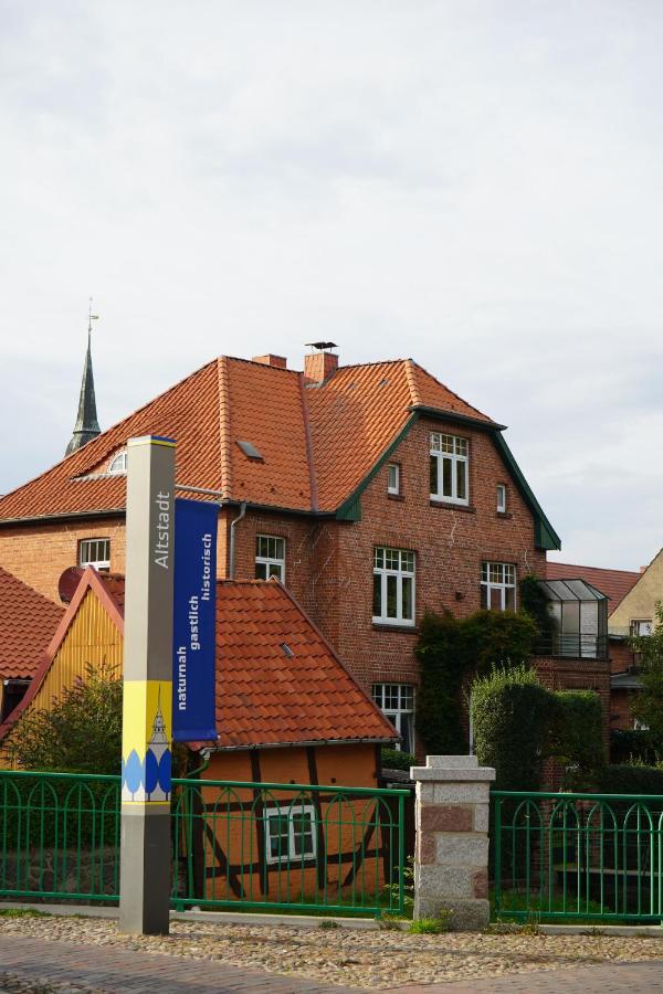 Ferienwohnungen Hafenblick Бойценбург Екстериор снимка